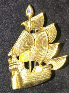 Vintage Napier Disney “Jolly Roger” Pirate Ship Brooch • Gold‑Tone Rhinestone